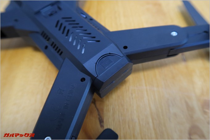 バッテリーは本体の後部に備わっています。