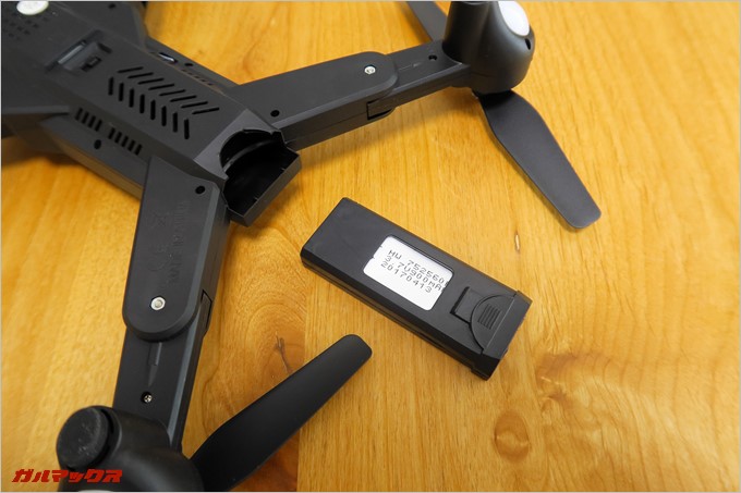 バッテリーはケーブルの無いパック型