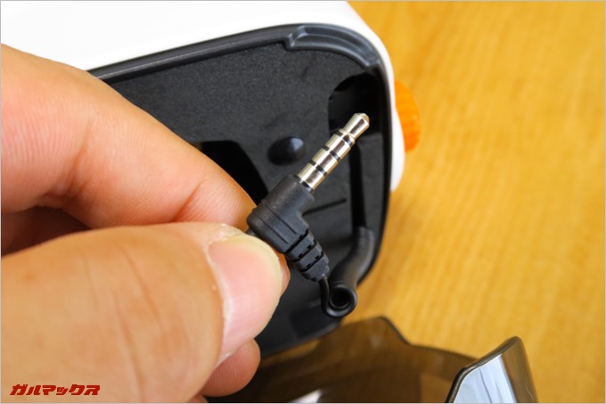 イヤホンプラグは利用する時に引っ張り出して使える