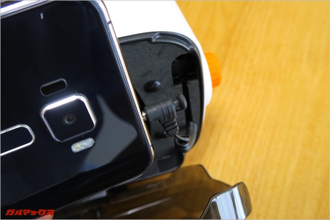 イヤホンプラグのコードはコイル型で伸縮するので、スマートフォンの位置に関係なくイヤホン端子に差し込める