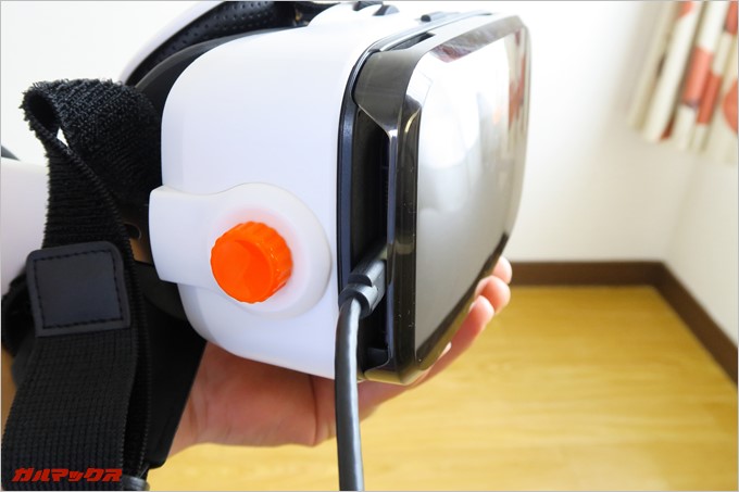 前面カバーの左右は開口しており充電ケーブルを挿しての利用も可能