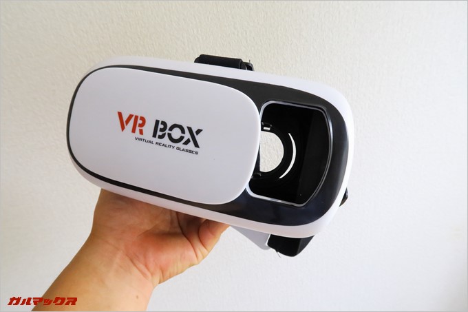 ARコンテンツに対応したVRゴーグルはカメラ用の開口部がある。