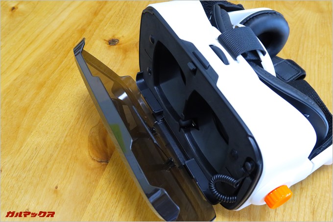 VOX PLUS BE 3DVRの前面カバーを開くとスマートフォンをセットする部分にアクセス出来る。