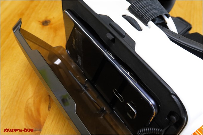 スマートフォンの固定はボタン類が干渉しない作りなので安心して購入可能