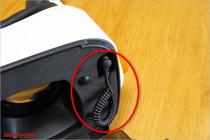 前面カバーを開けるとイヤホンプラグが備わっている