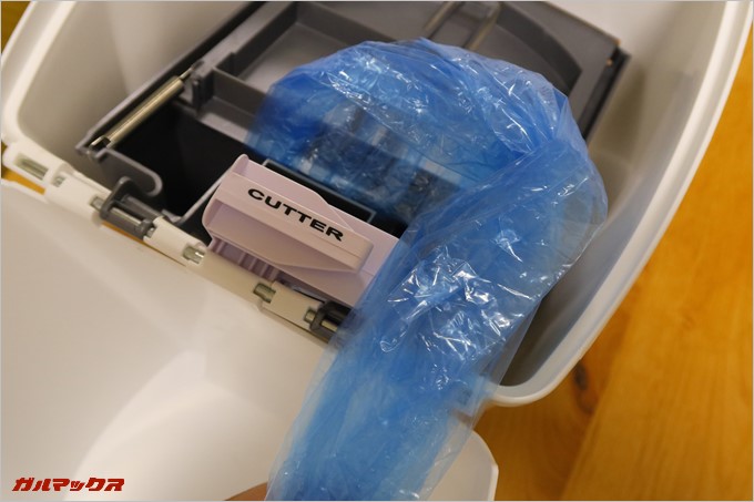 本体の中央からパカリと開くのでカッターで袋を切って捨てるだけ。