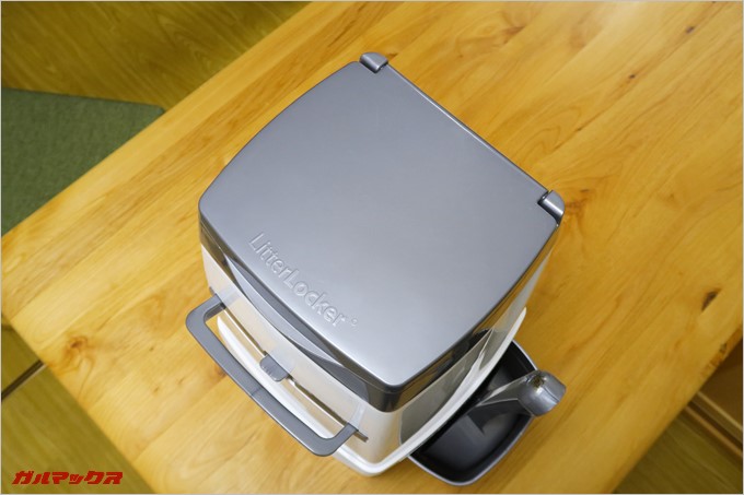 蓋を閉めてしまうと内部が見えないのでしっかりと下部に排泄物が落ち込んだか確認できない。