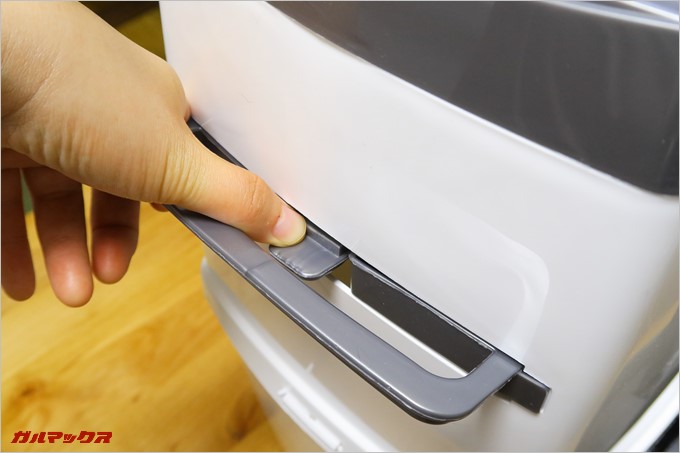 ストッパーはロック付き、バネの力で閉めるので臭いを強力にシャットアウトする