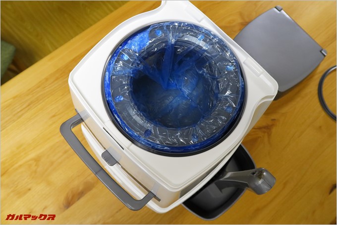 本体の上部にカートリッジを挿入することで挿入部も袋で覆われ本体を汚しません。