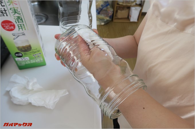 瓶の中をアルコール消毒します。