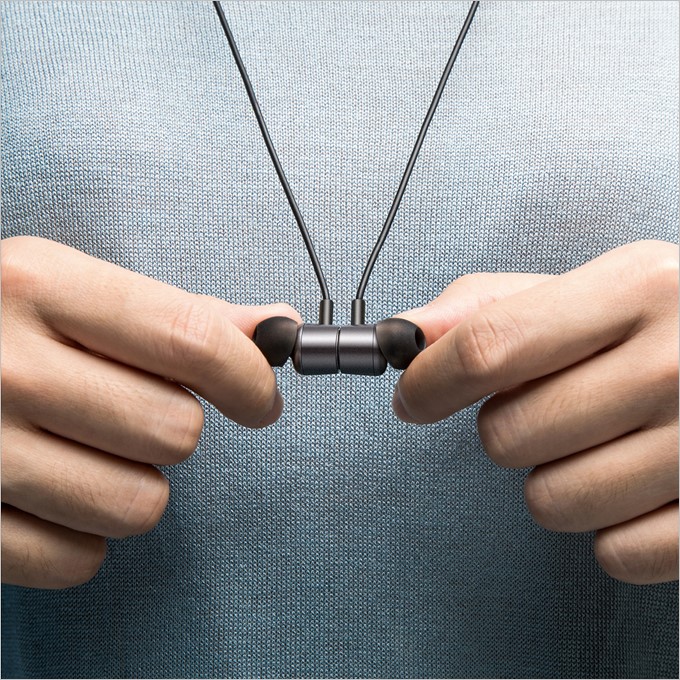 胸元でパチリとくっつくイヤホンを採用したAnker SoundBuds Life