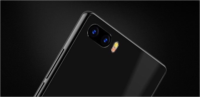 1300万画素のメインカメラと300万画素のサブカメラのデュアルカメラ仕様