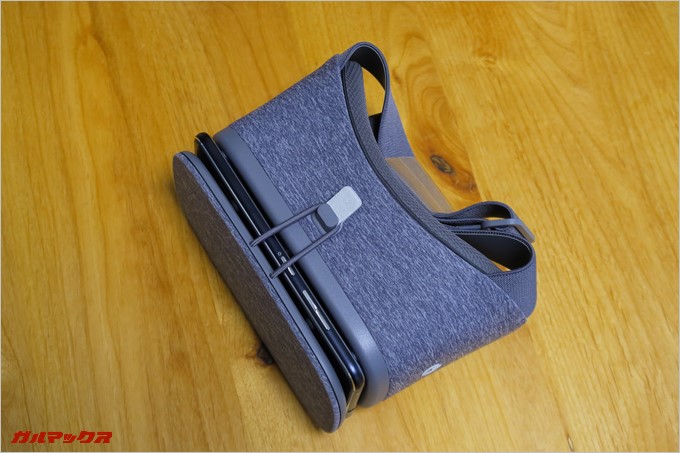 スマートフォンを挟むと少し本体が出っ張る