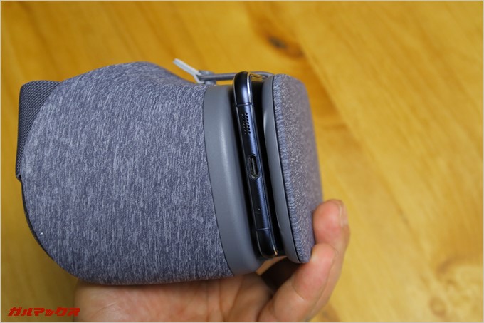 VRゴーグルに装着しても充電端子やイヤホンジャックにアクセス出来るのは良かった