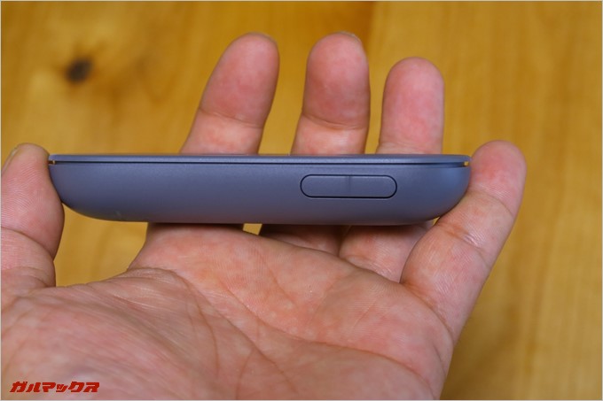 本体の右側面にはボリュームボタン