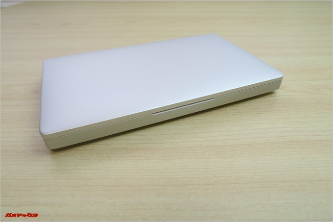 ディスプレイを開くための凹みがありけど片手で開く事は出来ない