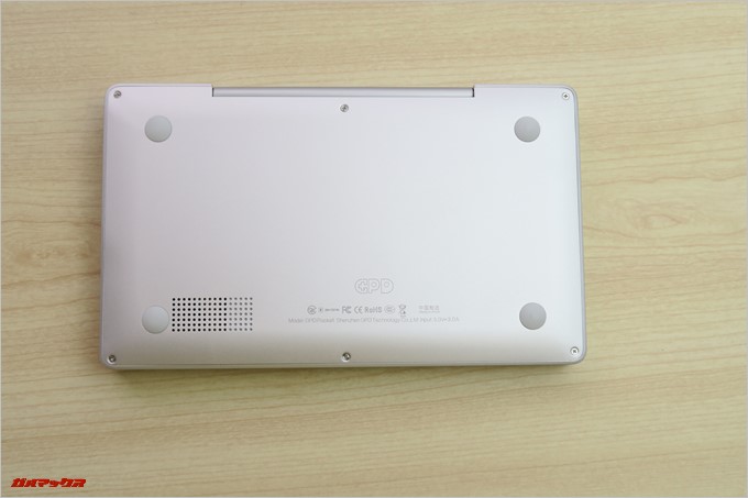 本体の裏側にはゴム足とスピーカー