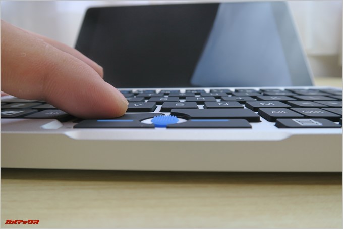 キーストロークは深めでしっかりした打鍵感