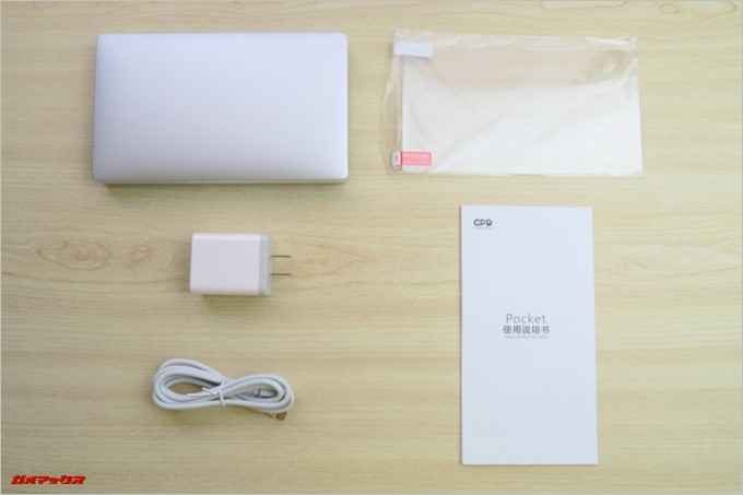 同梱物は本体、充電器、充電用ケーブル、取扱説明書、保護フィルムが入っていました。