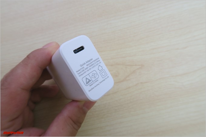 充電器にはUSB Type Cを直接挿せる端子が備わっています。