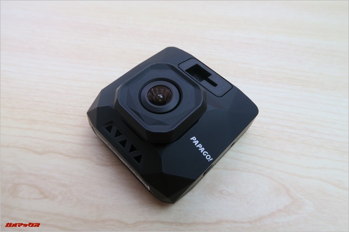 ダイヤモンドカットとつや消しブラックでサイズだけでなくデザイン面でも目立たない様に仕上げている