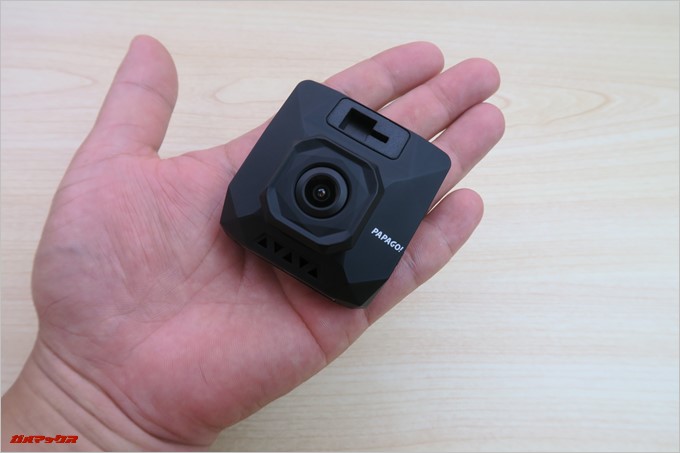 手のひらに収まるサイズのGoSafe D11。重量はたったの45g