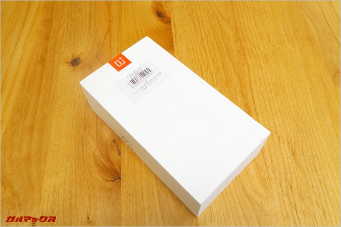 真っ白なOnePlus 5の外箱