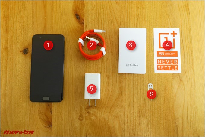 付属品にはOnePlusのステッカーも入っていた