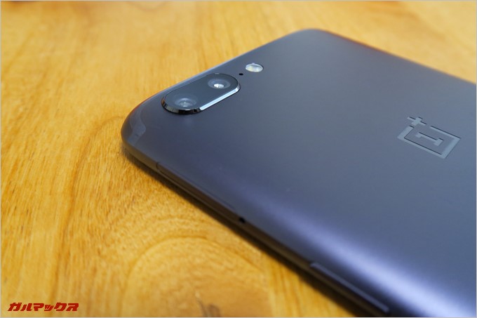 カメラは少々出っ張っているが、気にするほどでは無い