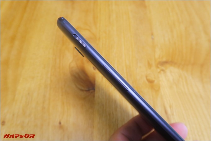 本体の左側には3段トグルスイッチとボリュームボタン