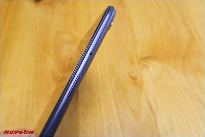 本体左側にはSIMスロットと電源ボタンが備わっている