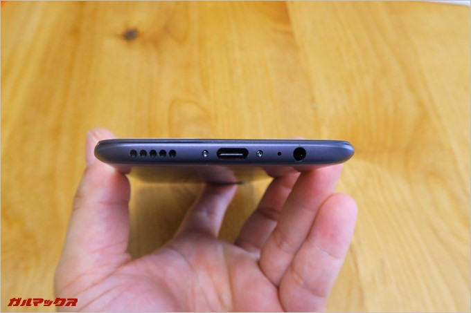 本体下部にはモノラルスピーカーや充電端子、イヤホンジャックが備わっていた