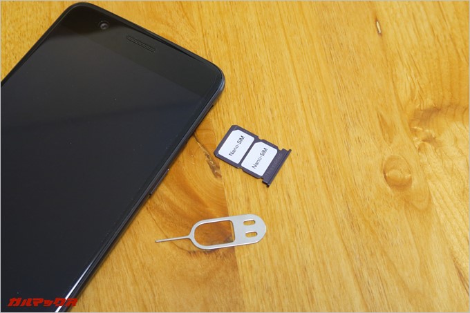 SIMトレイはNanoSIMが2枚入るがMicroSDには対応していない