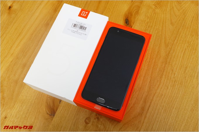 蓋を開けるとOnePlus 5の本体が出てきた
