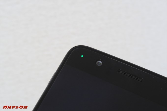 通知LEDは画面左上に備わっている