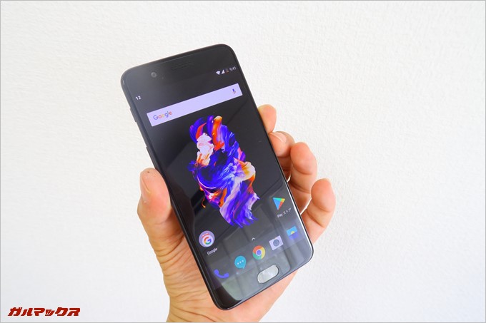 スクリーンショットは端末を挟むような感じで撮影できる