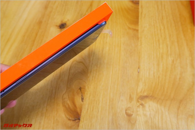 本体は内蓋にしっかり固定されており蓋を開けた拍子に端末が落下する心配も無い