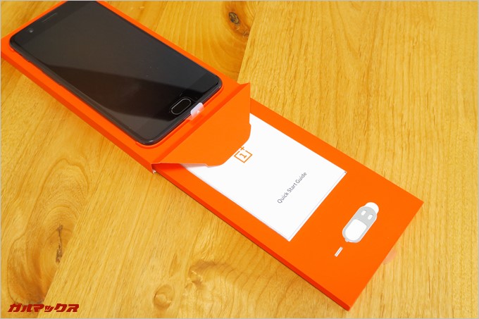 端末が固定されているボックス内にも付属品が入っているので開封忘れに注意