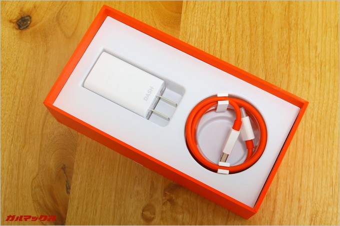 箱の底部分にはチャージャーとUSB Type-Cケーブルが入っていた