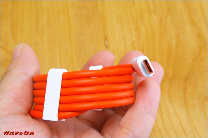 ケーブルは裏表関係なしに差し込めるUSB Type C端子