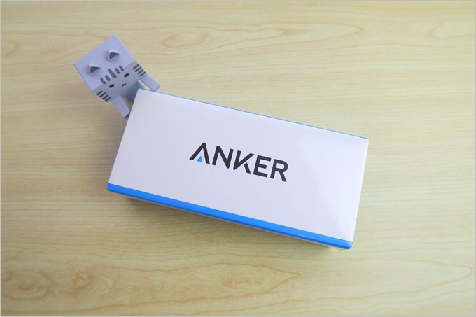 PowerCore Fusion 5000の外箱は大きくAnkerのロゴが表示されている