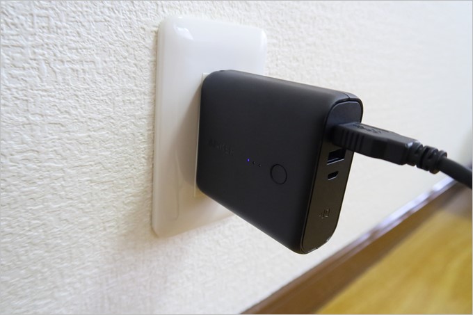 PowerCore Fusion 5000にはプラグが備わっているので直接コンセント差し込みスマートフォンの充電はPowerCore Fusion 5000本体の充電が可能となっている。