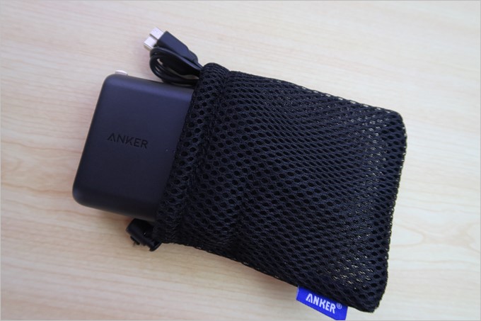 付属のポーチは本体だけでなくケーブルも難なく入る大きさで使い勝手が良い