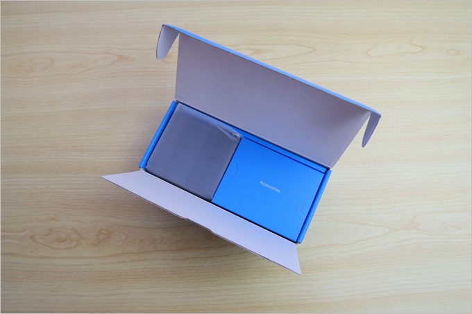 蓋を開けると綺麗に梱包されたPowerCore Fusion 5000が出てきた。