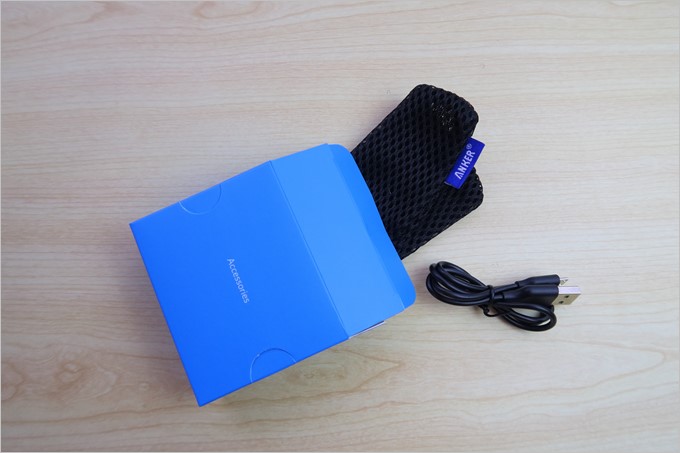 アクセサリーボックスにはポーチやMicroUSBケーブルが付属している。