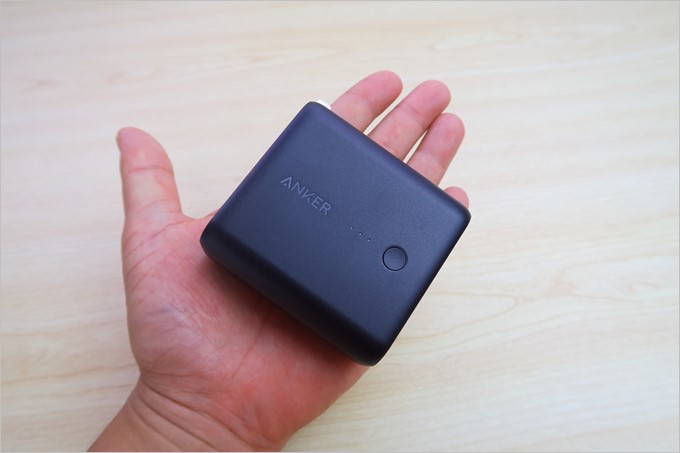 手のひらに乗せる事が出来る大きさのPowerCore Fusion 5000