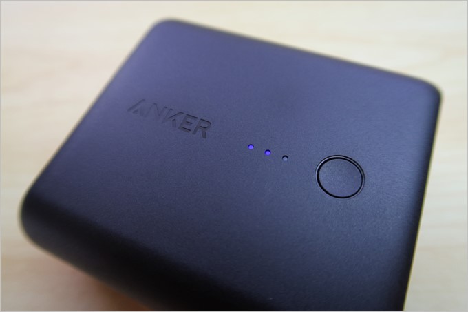 本体には3つのLEDでバッテリー残量がチェック出来るインジケータが搭載されている