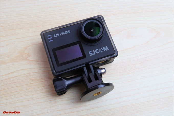 角度調整が出来る三脚穴の空いているアタッチメントも付属してます