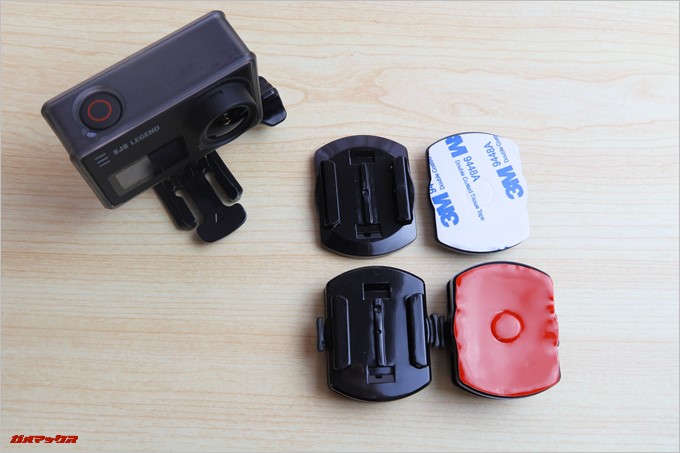 車載などで便利なアタッチメントが4つ付属