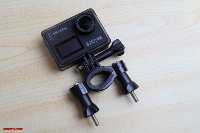 SJCAM SJ6 LEGENDにはパイプに固定できるアタッチメントも付属している